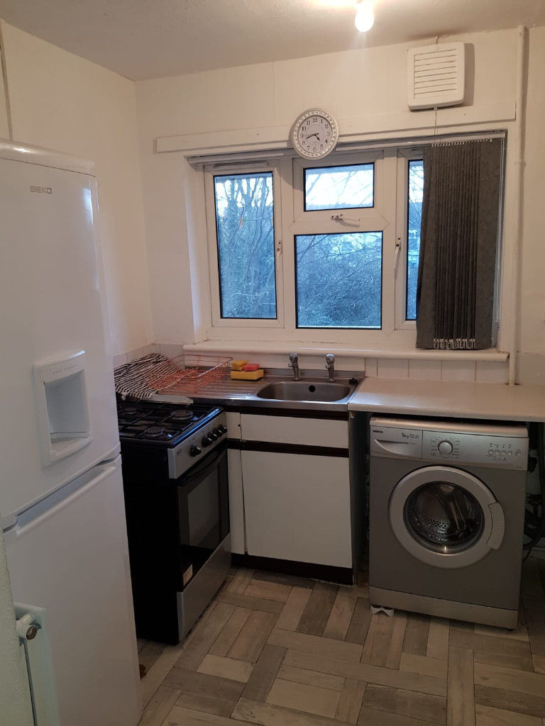 3 bedroom flat in Birmingham - the kitchen