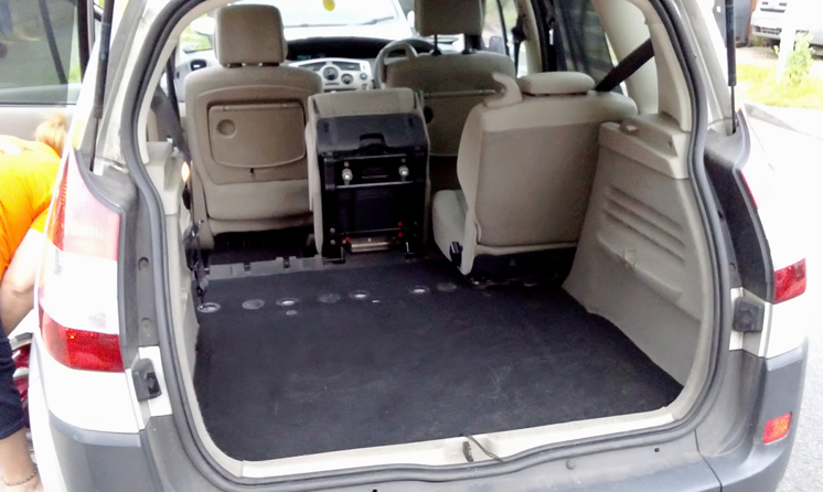 Spacious boot of Renault Scenic Megan Oasis