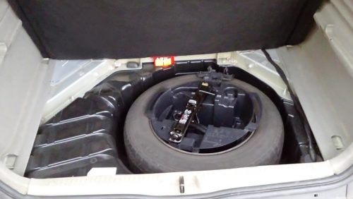 Spare wheel and jack of Renault-Scenic Year 2008