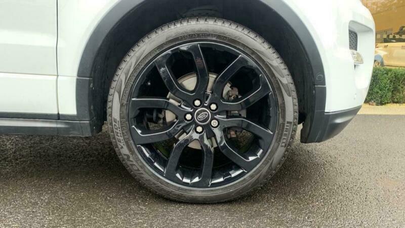 Grange Land Rover Welwyn - the right front wheel