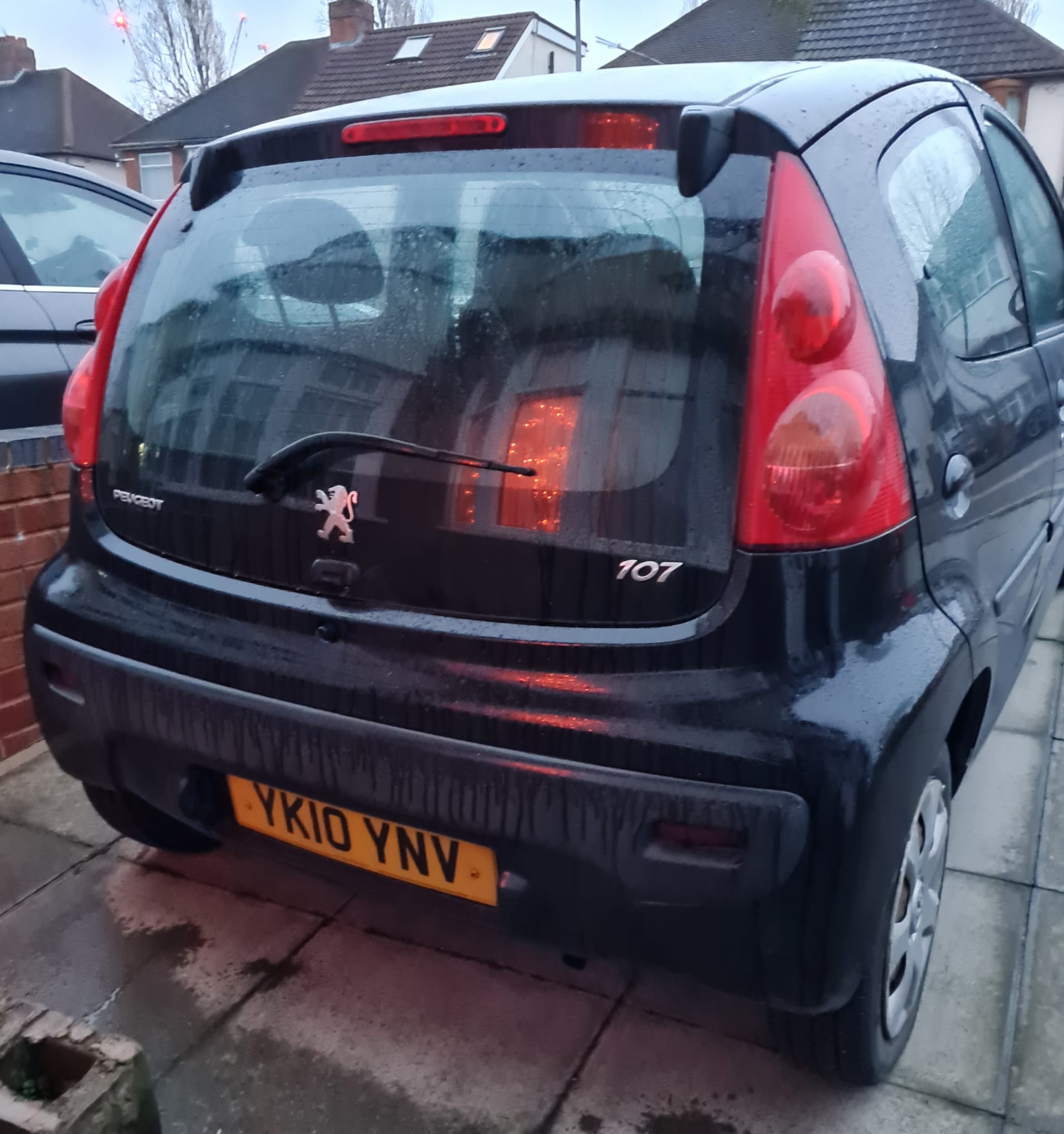 Peugeot-107 back-side