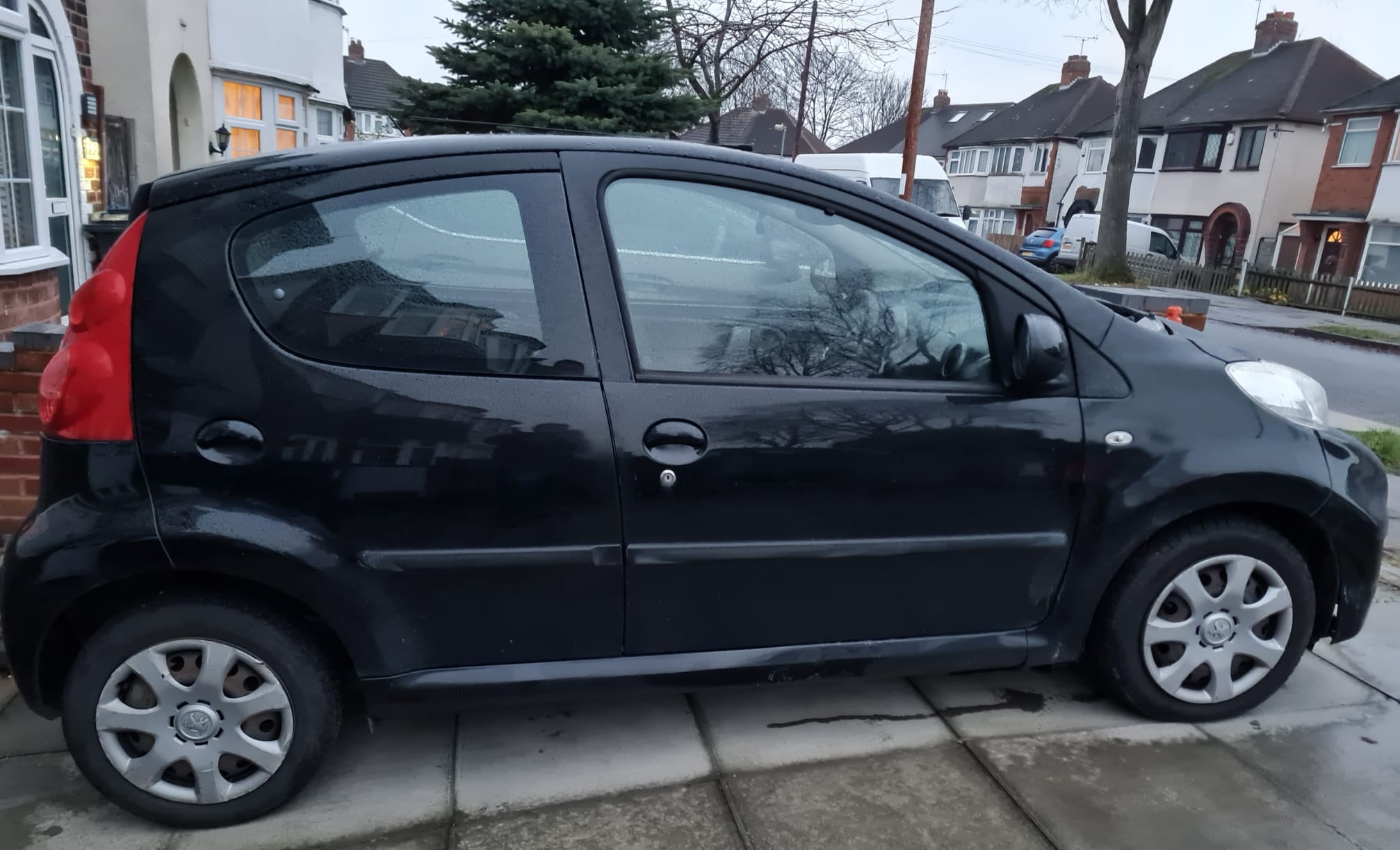 Peugeot-107 right-side